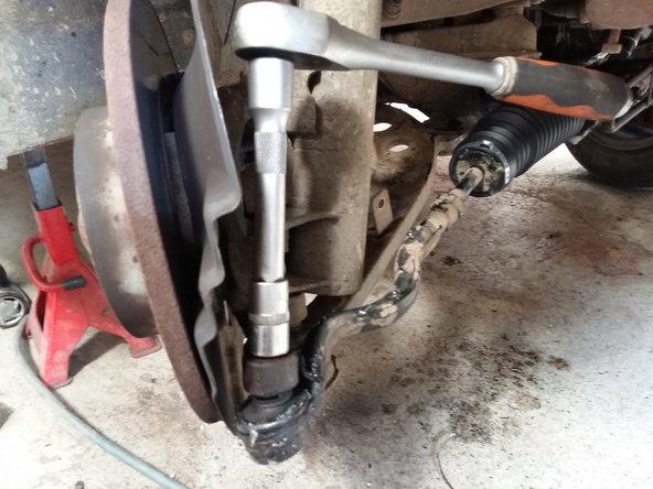 Repositionnez la rotule sur le moyeu et serrez son écrou (environ 40 Nm).