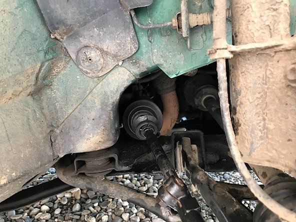 Ensuite, enfiler le soufflet correctement sur la crémaillère de direction et sur la rotule. Puis mettre de chaque coté des serreflex.