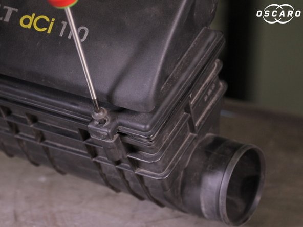 Revisser les 4 vis du couvercle sur la boite à air avec le tournevis Torx T30