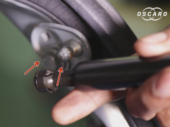 Repositionner le nouveau vérin en l’insérant dans son emplacement (en bas puis en haut)