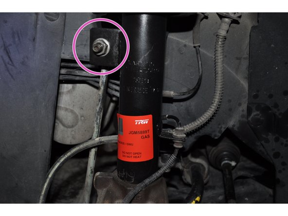 Déposer le compresseur de ressort.