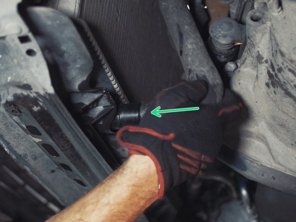 Emboiter la durite du radiateur à la main