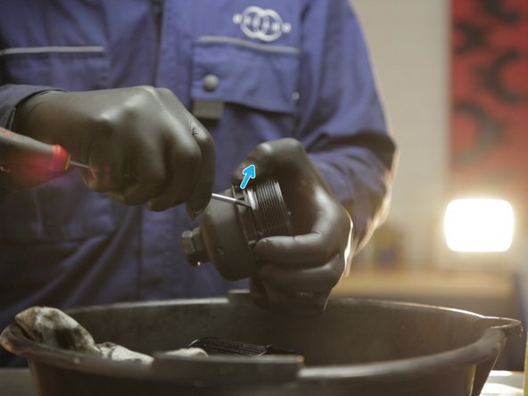 Retirer le joint de la cloche à l'aide d'un tournevis plat