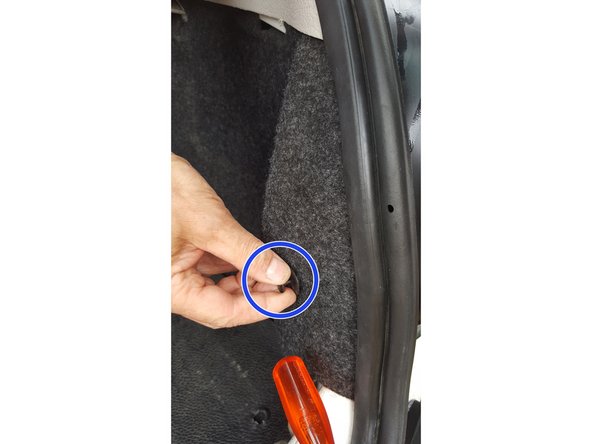 Replacer la moquette du coffre et remettre l'attache en appuyant dessus