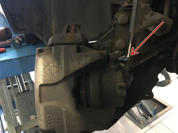 Déviser les deux vis l'étrier à l'aide de la BTR de 7