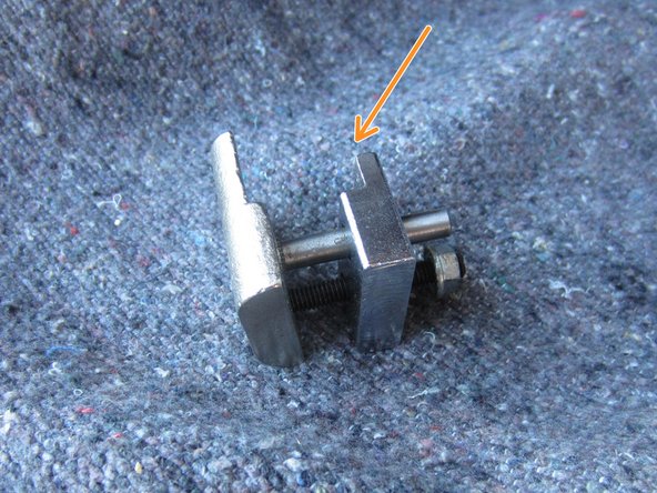 Utiliser l'outil de remontage qui pince la courroie sur la poulie de vilebrequin