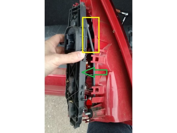 ll y a 6 clips à défaire.