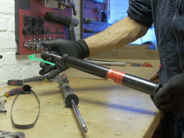 Compresser l'amortisseur pour tester son bon fonctionnement