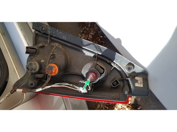 ensuite il faut remettre le support et la nouvelle ampoule dans le bloc feux.