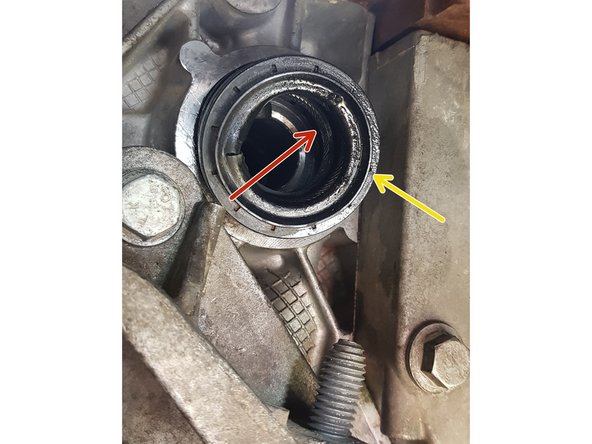 Pour le remontage, j'ai positionné le joint neuf puis ai posé l'ancien joint sur lequel j'ai tapé au maillet jusqu'à l'insertion du joint neuf à sa position finale. Vous pouvez utiliser une douille plutôt que l'ancien joint si vous préférez.