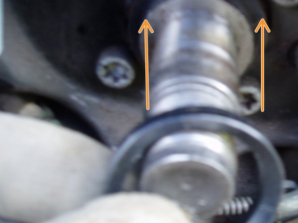 Mettre en place le joint à lèvre sur la fusée. Mettre un joint neuf si-nécessaire.