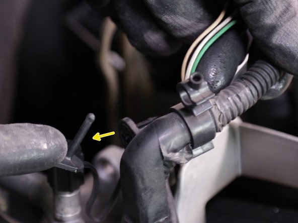 Décrocher la gaine en tirant modérément dessus puis la placer sur le côté