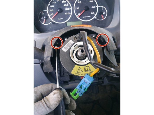 dévisser les 2 vis de maintien du cache, tournevis cruciforme