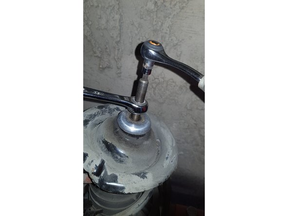 Puis avec une clé de 18mm et un embout BTR de 6mm retirez l'écrou.