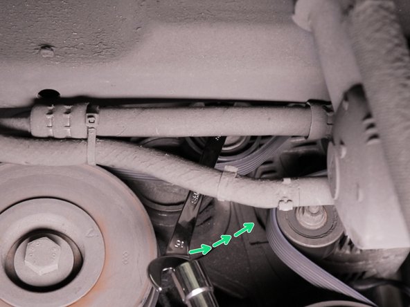 Positionner la clé de 15 sur le galet tendeur et faites du levier pour détendre la courroie