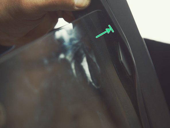 
Place the glass horizontally until the guide is inserted deep enough into the bottom of the seal, allowing the glass to be fixed in place.
