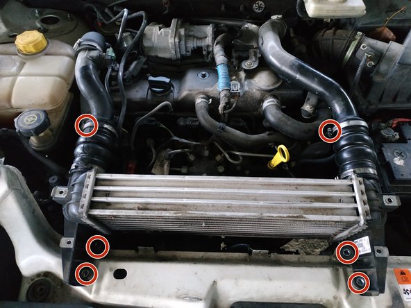 mettre l'intercooler en place, serrer ses vis de maintien et les colliers