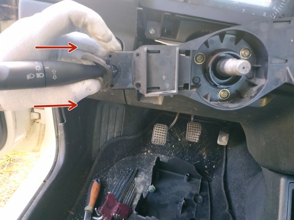 présenter le commodo dans son logement (le commodo a 2 fentes qui s'insèrent dans 2 &quot;rails&quot;)