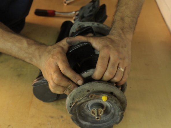Desserrer l'écrou de la coupelle idéalement avec une douille longue de 17 et une clé Allen de 6