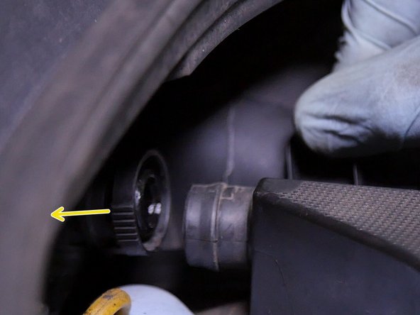 Pour extraire la boite à air de clipser le tuyau de vapeur d'huile