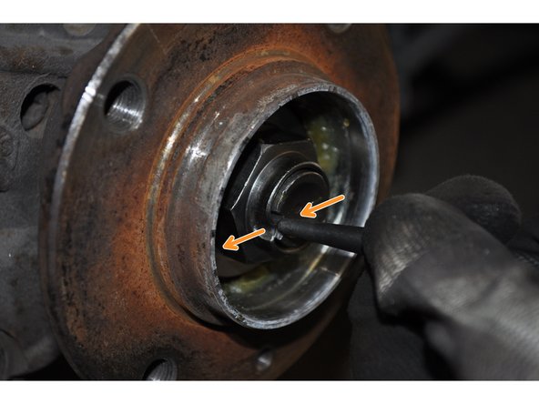 Taper vers l’extérieur pour déformer l'écrou avant de le dévisser.