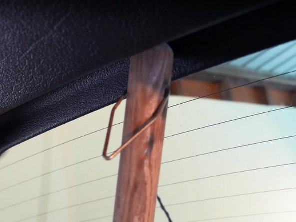 Mettre un balai dans le coffre pour bloquer le coffre en position ouverte