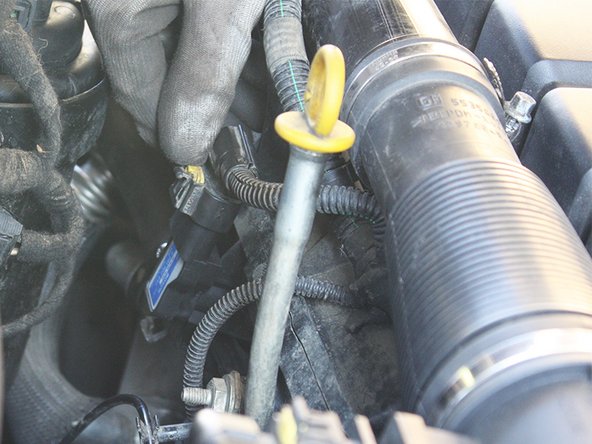 Rabattre le clip jaune du connecteur en appuyant dessus.