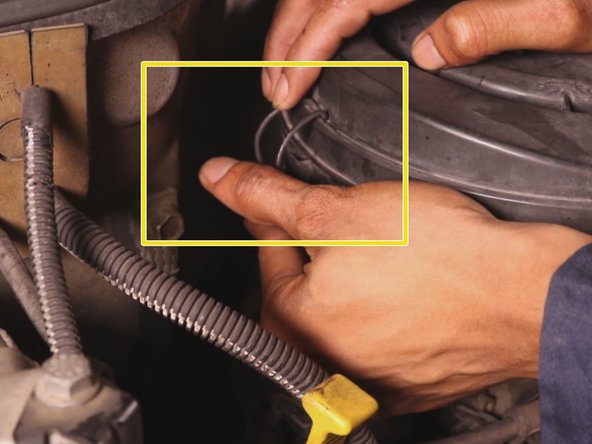 Reclipsser toutes les attaches autour de la boite à air