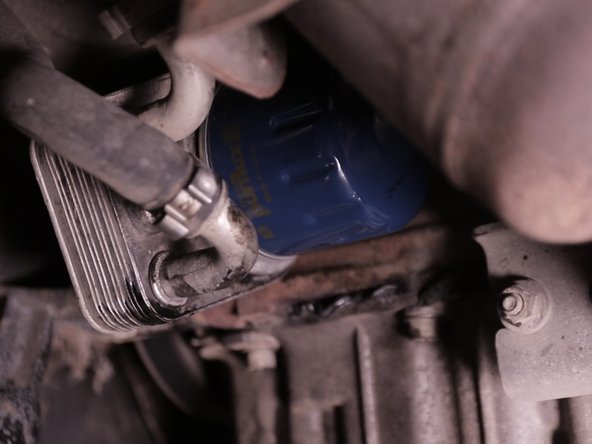 Reposer le nouveau filtre en le serrant bien fort à la main