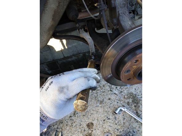 La plupart du temps, le fait de taper sur le côté suffit. On peut se servir d'un jet en bronze pour plus de précision.