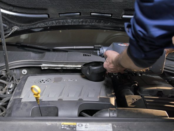 Verser un peu moins de 4l d'huile dans l'entonnoir