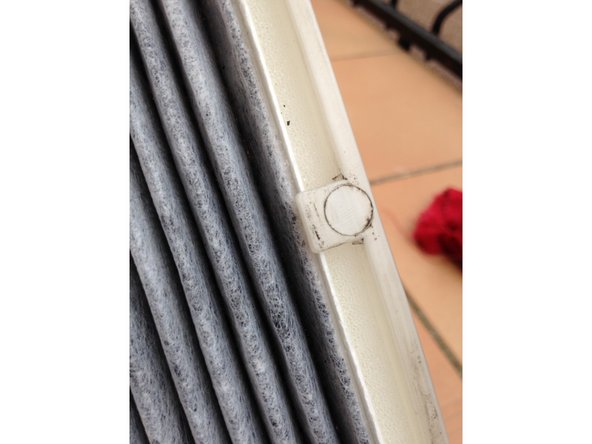 Monter le filtre neuf en veillant a ce qu il plaque bien contre les bords du support. L'air non filtré ne pourra pas s échapper du coté propre.