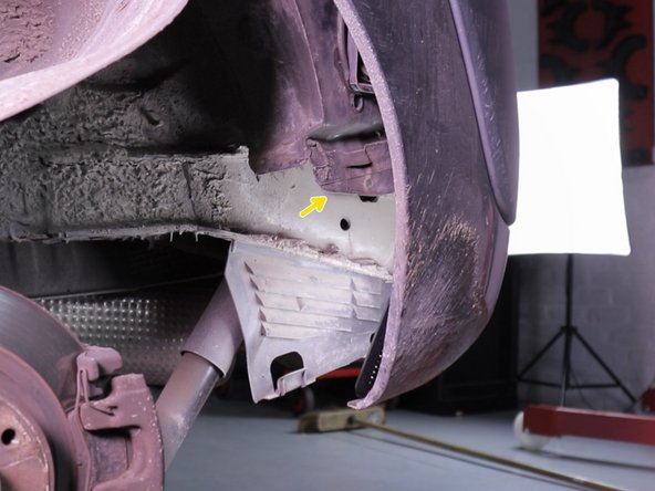 Desserrer la vis du haut de l’amortisseur avec la douille de 18