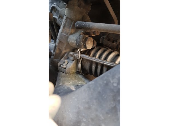 Pour retirer le grand collier prenez un gros tournevis plat que vous placez sur la bosse puis tapez sur votre tournevis avec un marteau.