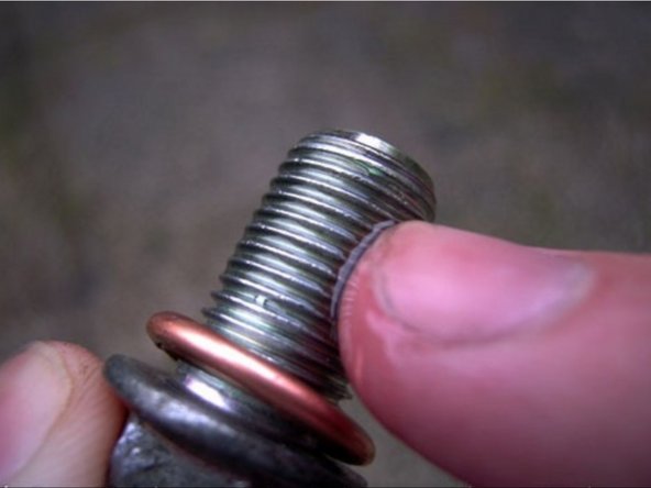 Remplacer le joint cuivre ou alu de votre bouchon et replacer le tout sur le moteur.