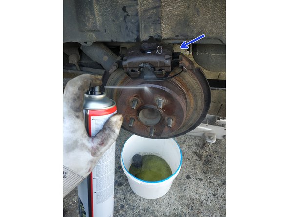 nettoyer le disque et l'étrier car du liquide de frein aura coulé