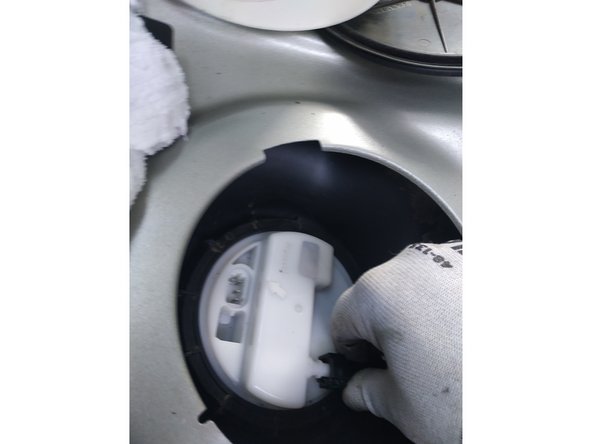 récupérer la durite d'essence qu'on avait mise de côté et la reconnecter