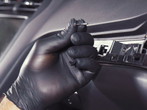 Retirer la vis se trouvant sous la baguette, retenant la boite à gant par le haut