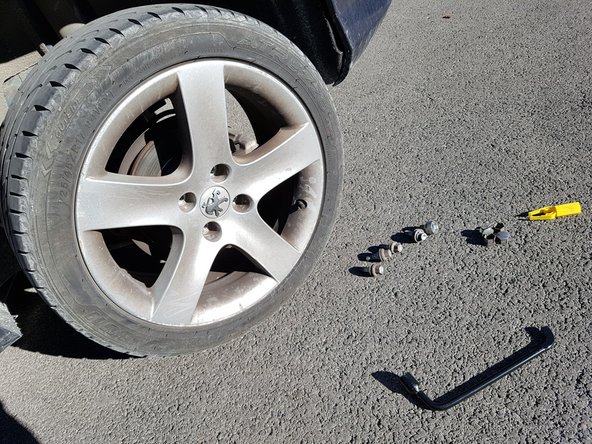 Remonter la roue comme indiqué sur le manuel du constructeur