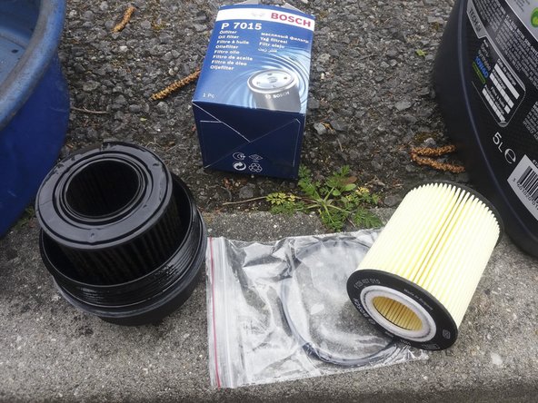 Enlever l'ancien filtre à huile en le tirant de la cloche et nettoyer la cloche avec un chiffon propre.