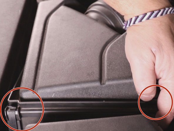 Clipsez les deux attaches de la boite à air