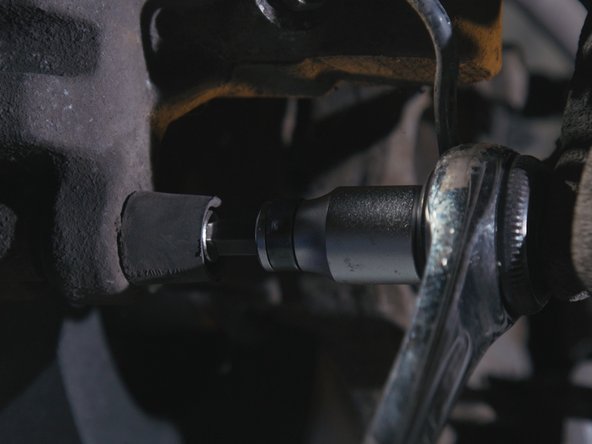 Resserrer les vis BTR à l'aide du cliquet et de l'embout allen de 7