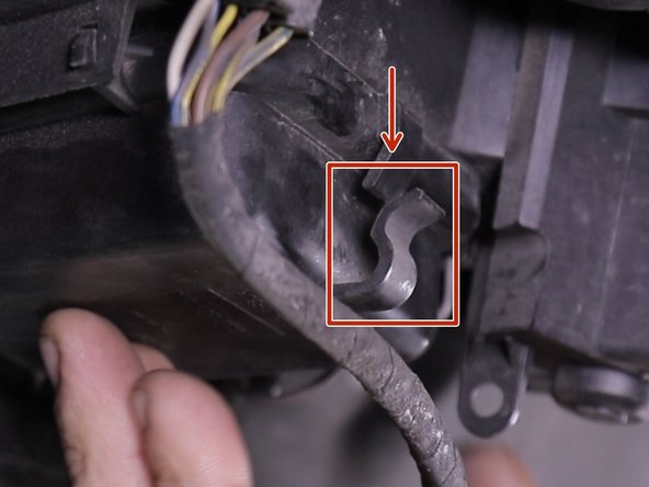 Replacer le câble dans son emplacement