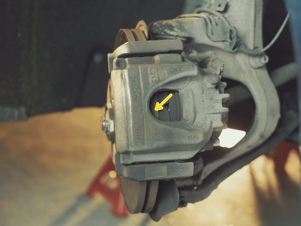 Placer un tournevis plat entre le disque et la plaquette pour repousser le piston de l'étrier en faisant levier avec le tournevis