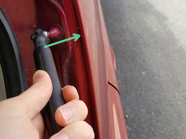 Pousser le vérin pour le clipser dans la rotule.