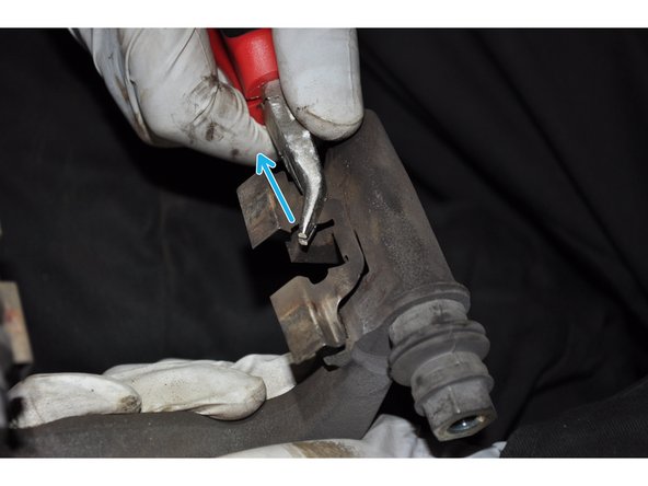 Sur le support d'étrier de frein, remplacer le kit d'accessoires de plaquettes de frein