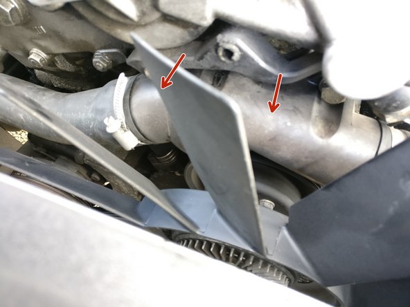 Une fois que vous avez retiré les agrafes, tirer légèrement sur le support pour le sortir