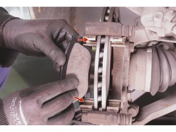 Positionner les nouvelles plaquettes en insérant le haut et le bas de la plaquette dans les guides