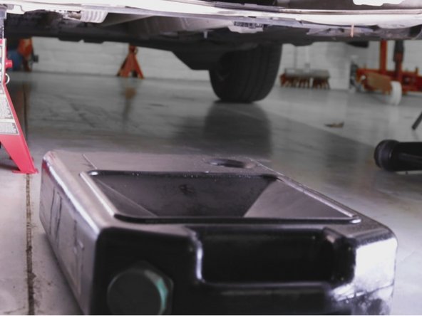 Placez un bac de vidange sous le carter pour l'huile