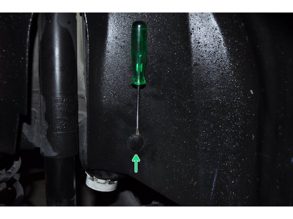 
Using a flat-head screwdriver, lift the rectangular central part of the clip to remove it.
